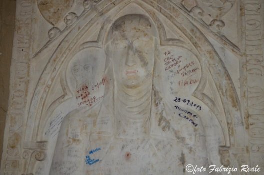 graffiti su tombe basilica di Santa Chiara