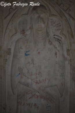 graffiti vandalici a santa chiara napoli