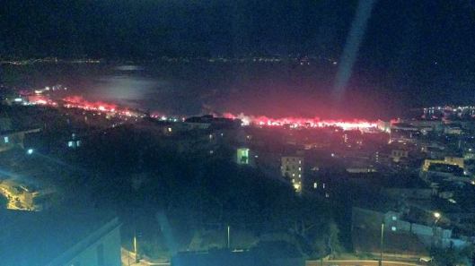 Lungomare di Napoli illuminato di rosso per Ciro Esposito dall alto
