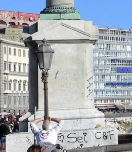 colonna spezzata graffiti - courtesy of Peppe Guida