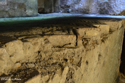 pavimento medievale su muro romano chiesa santi filippo e giacomo